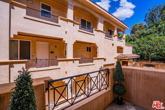 Building Photo - 16123 Sunset Blvd