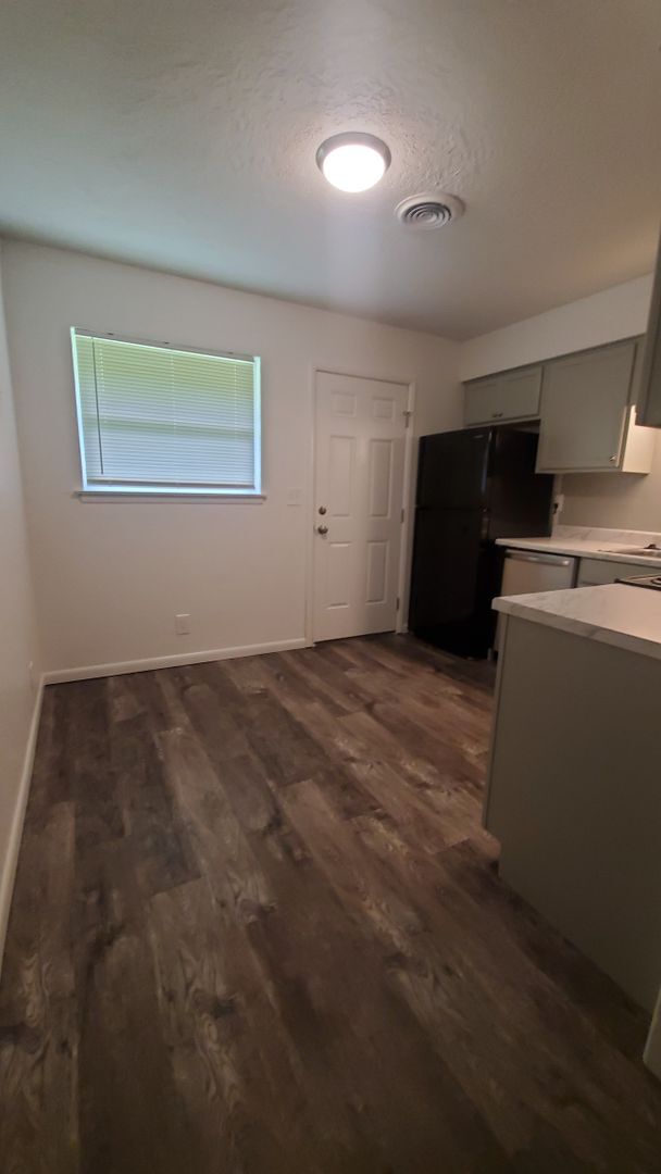 Building Photo - (2) Bedroom Duplex E Norman Available SOON...