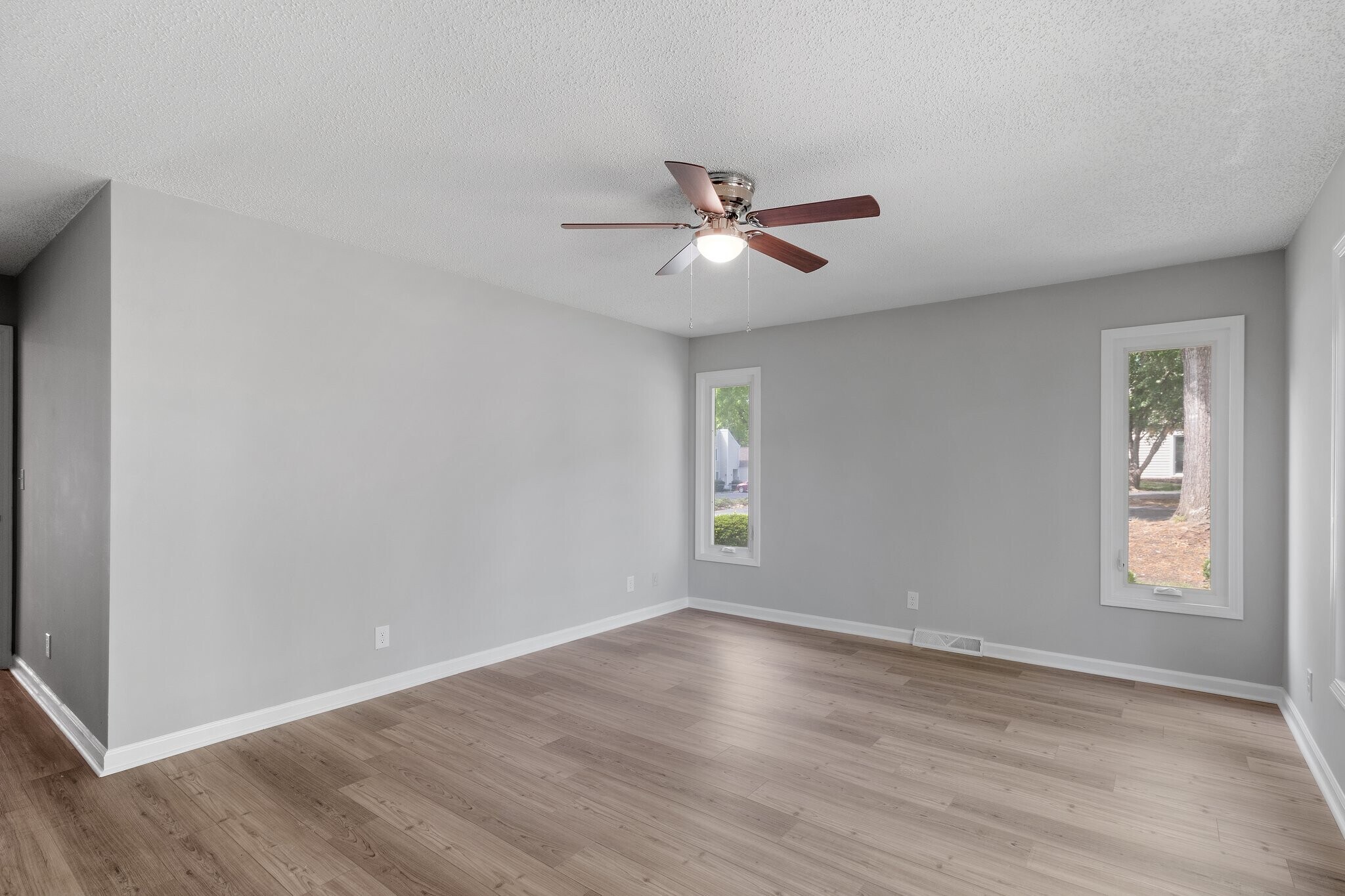 Building Photo - 325 Eastwood Dr