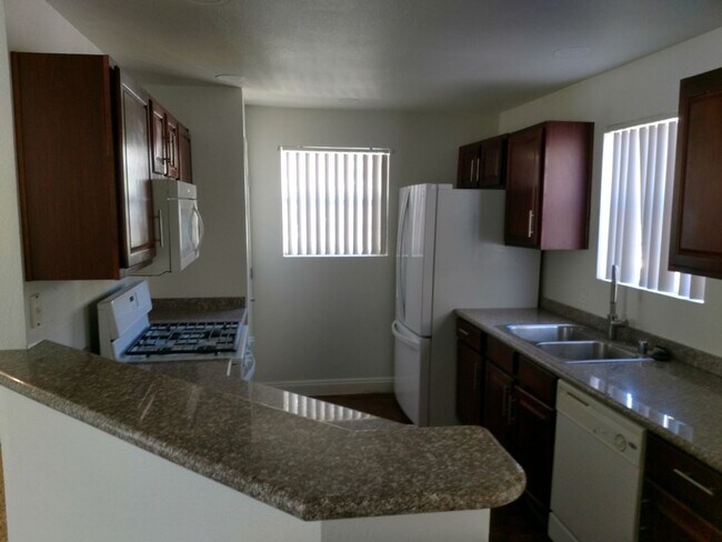 Building Photo - ***MOVE IN SPECIAL*** 3 Bedroom 2 bathroom Northwest condo