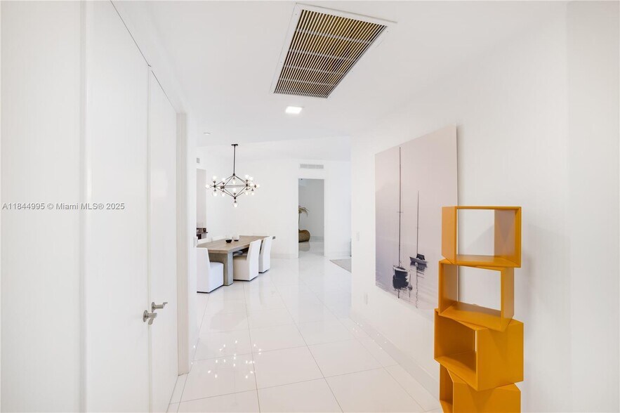 Building Photo - 15901 Collins Ave