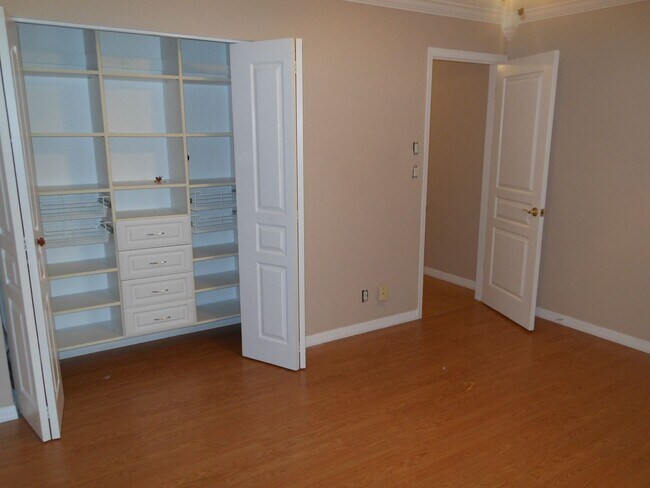 Building Photo - CHARMING 2 BEDROOM POOL HOME IN THE HEART OF JENSEN BEACH