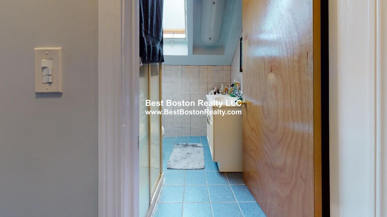 Building Photo - 38 Sterling St