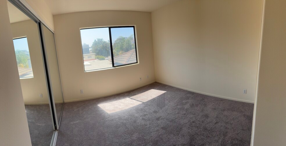 east bedroom - 2470 Corinth Ave