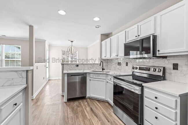 Building Photo - 10212 University Park Ln