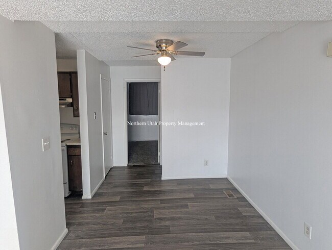 Building Photo - All New Carpet - 2 Bed, 1 Bath