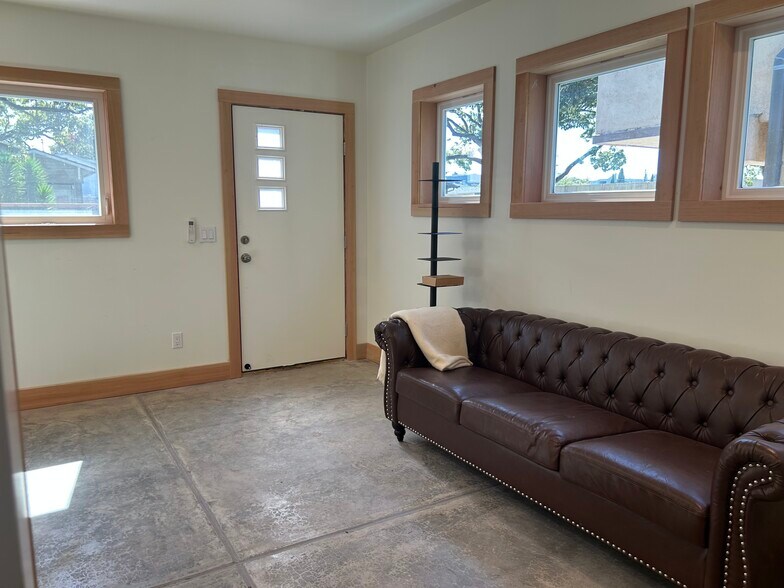 Living room - 1337 Hearst Ave