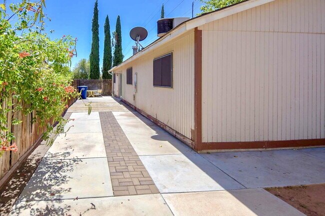 Building Photo - 4-Bedroom Retreat in Saint George – Cozy a...