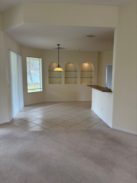 Building Photo - Close to Town Center and Shopping