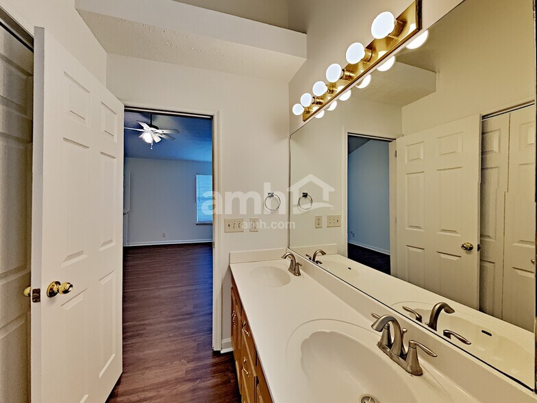 Building Photo - 2960 Riverbend Dr