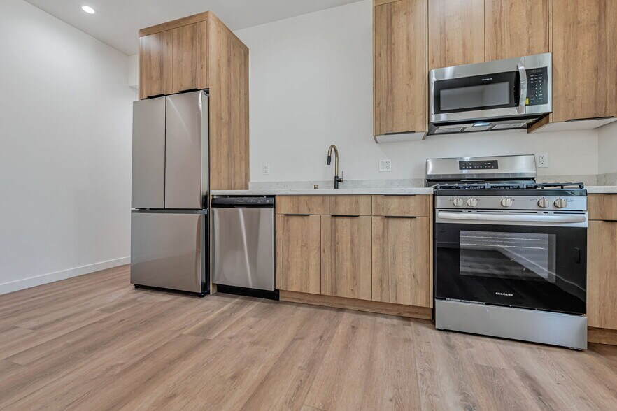 Building Photo - 416 S Ave 56