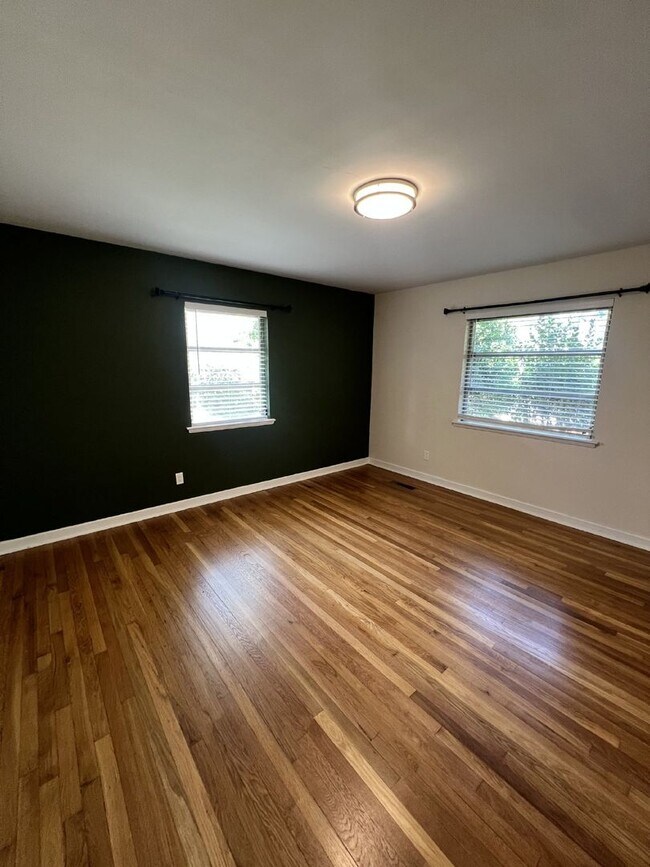 Building Photo - Charming 3-Bed, 2-Bath Spacious Home in Ch...