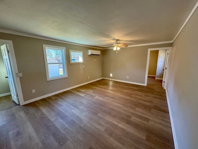 Building Photo - Beautifully Renovated Tiny Home!