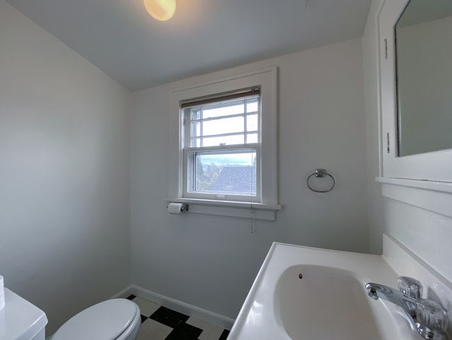 Building Photo - Lovely 1Bd + 1Ba in NE Portland!! Biker’s Paradise Near Mississippi Ave!!