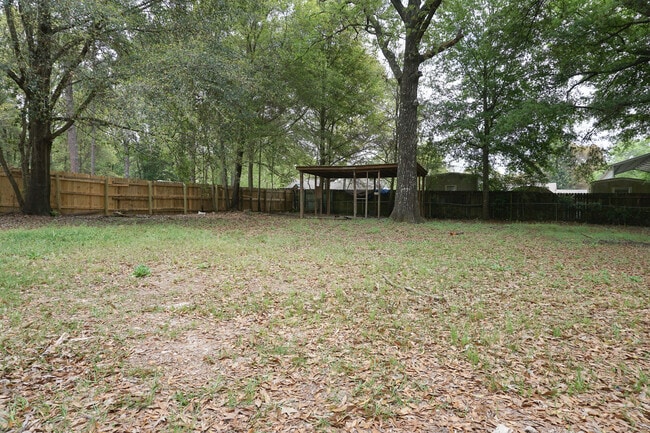 Building Photo - 6115 Willow Ln N