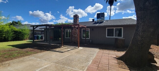 Building Photo - Newly Updated 3 Bdrm 2 Bath House Near Schools and Shopping, Corner of Shasta Pines and Mistletoe