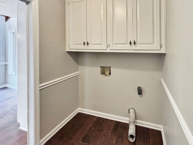 Building Photo - Beautiful 4 BR 3.5 BA Home in Marietta!