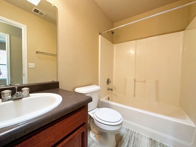 Building Photo - East 3 Bdrm 2 Bath