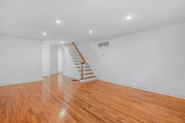 Building Photo - 1922 Montrose St