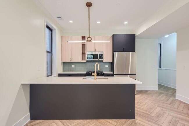 Building Photo - 3 bedroom in Chicago IL 60647