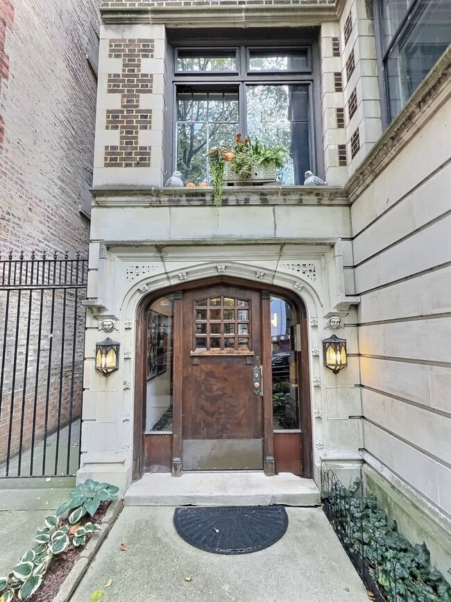 Building Photo - 2921 N Pine Grove Ave