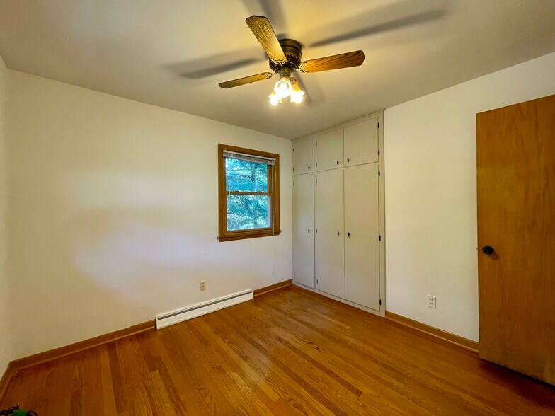 Building Photo - 302 N Meadow Ln