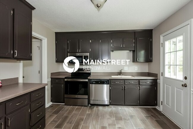 Building Photo - 4 Bedroom Pet-Friendly Home in Charlotte, NC with Main Street Renewal