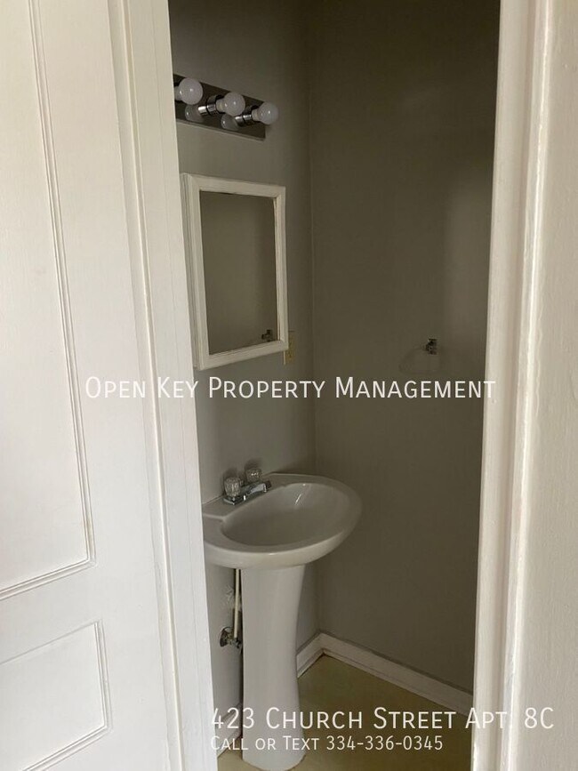 Building Photo - Personal and Cozy 2 Bed 1.5 Bathroom Apart...