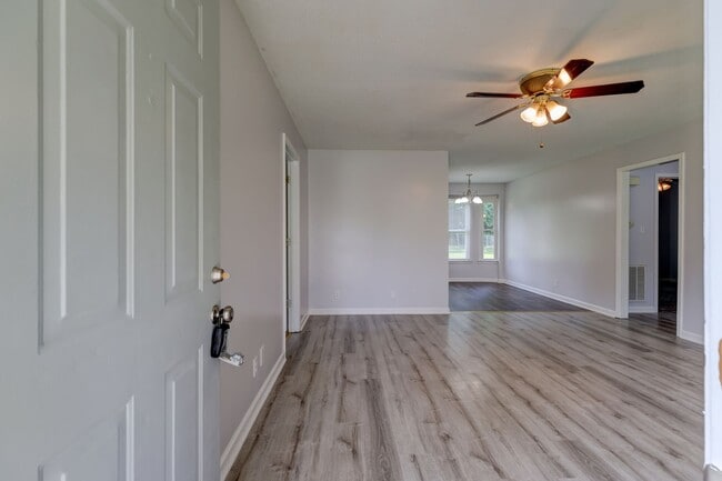 Building Photo - 204 Bob White Dr