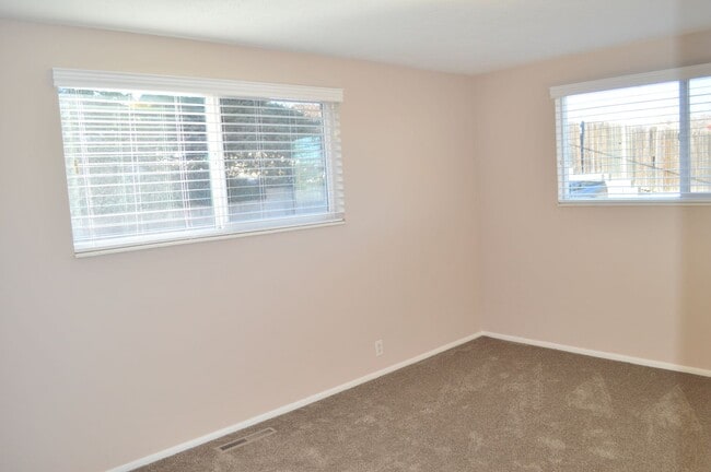 Building Photo - Beautiful Home in Excellent Murray Location!