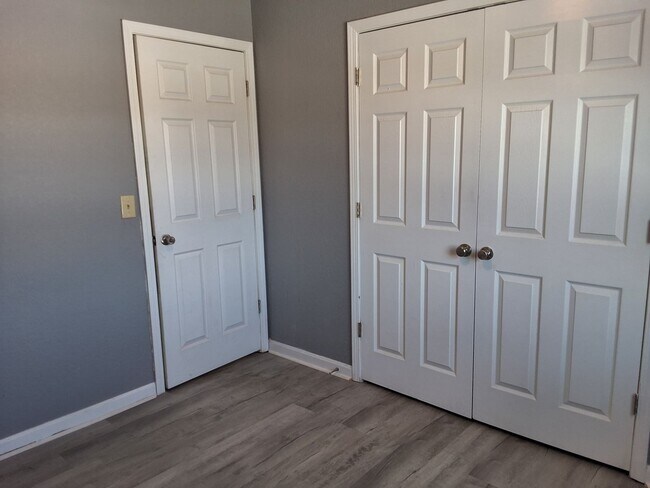 Building Photo - Cozy & Comfy 2 Bed, 1 Bath 365-12 Elmwood Dr