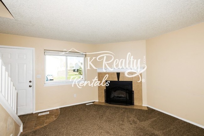 Building Photo - Great 2-Story Townhome in Soaring Eagle
