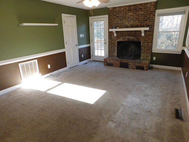 Building Photo - 105 Little Rossie Rd