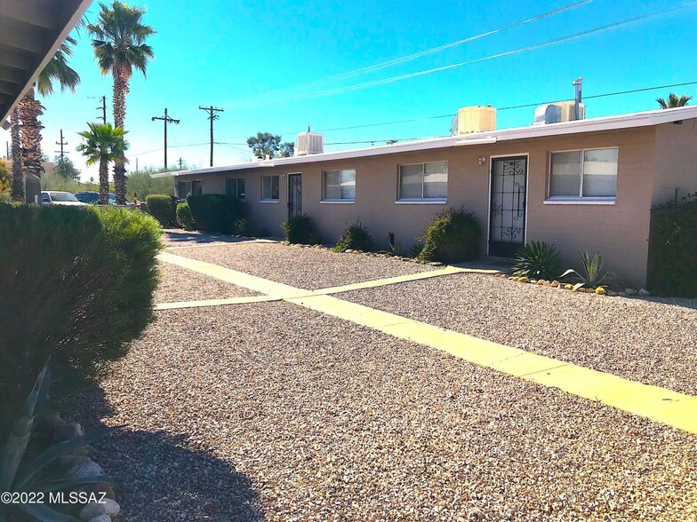 Property Grounds - 2552 N Park Ave