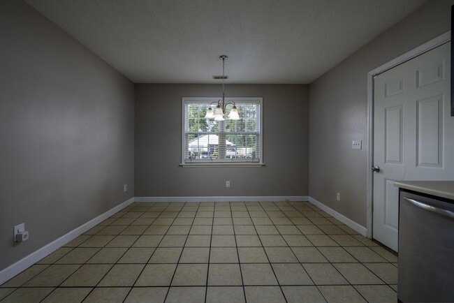 Building Photo - 3BR Home Near N. Marine Blvd with Fenced Backyard