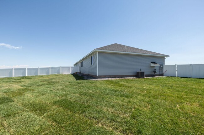 Building Photo - $500 off first month's rent. If rented before the end of AUGUST!!BRAND NEW 5 BED 3 BATH TWIN HOME