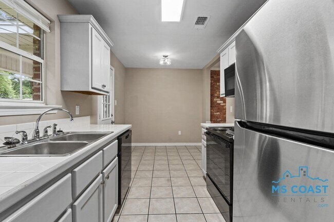 Building Photo - 108 N Island View Ave