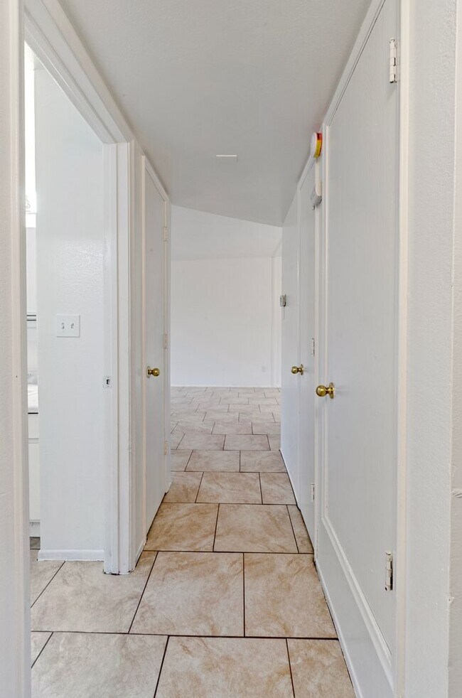 Building Photo - Centrally located 1 bedroom, 1 bath with bonus Den in a duplex, SW side of Swan & Grant.