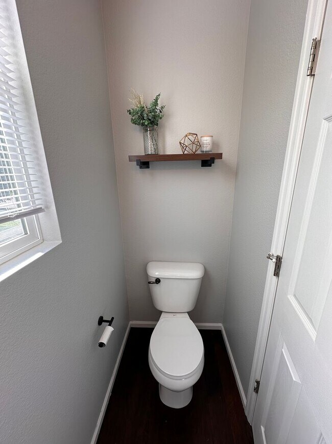 Building Photo - Stunning 3 bed 2.5 ba home for rent at Murphy Creek neighborhood Aurora CO 80018