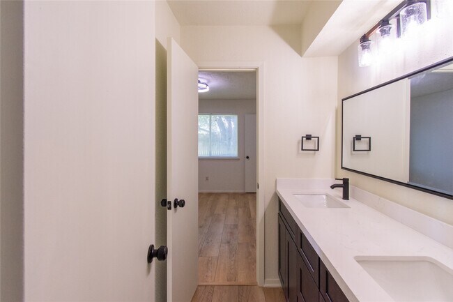 Building Photo - 462 Capehill Dr