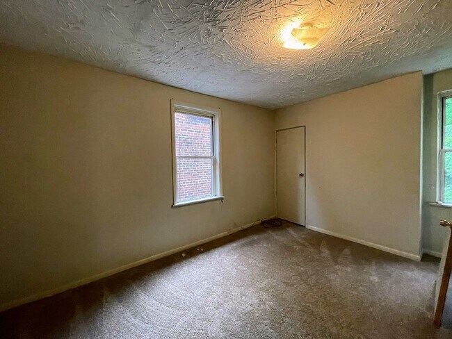 Building Photo - 3 bed 1.5 bath - new flooring, new appliances