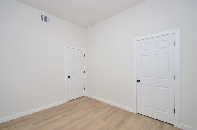 Building Photo - 405 Clearwater St