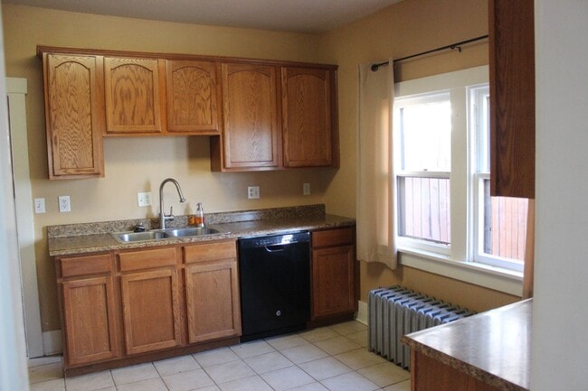 Building Photo - LARGE 3 bedroom in Old Broadmoor