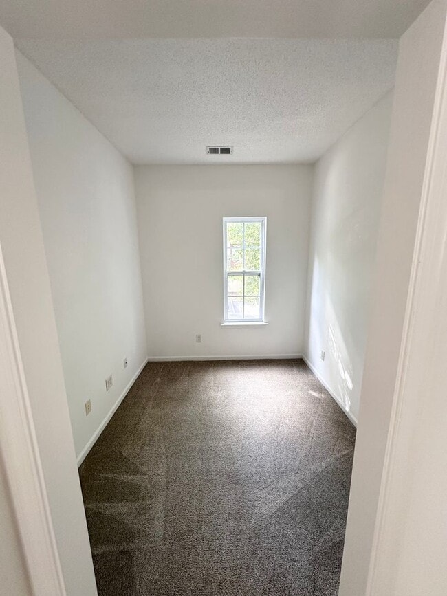 Building Photo - Bright & Beautiful 2 Bed, 2 Bath Townhouse...