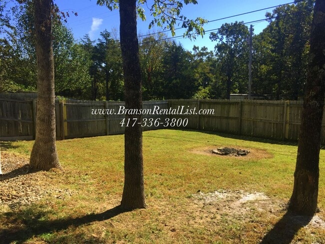 Building Photo - Large 5 Bedroom with lawn care and a community pool