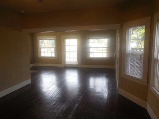 Building Photo - 3 Bedroom / 1 Bath House