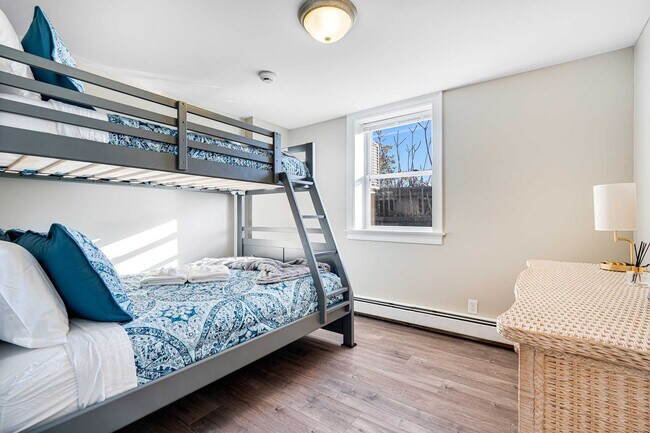 Building Photo - 12 Epping Ave