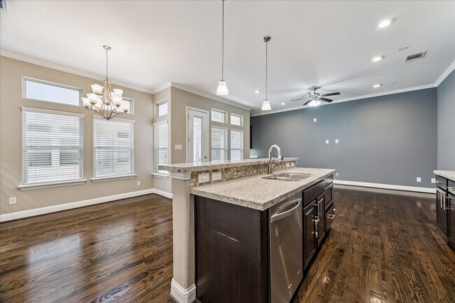 Building Photo - 1113 W 18th St