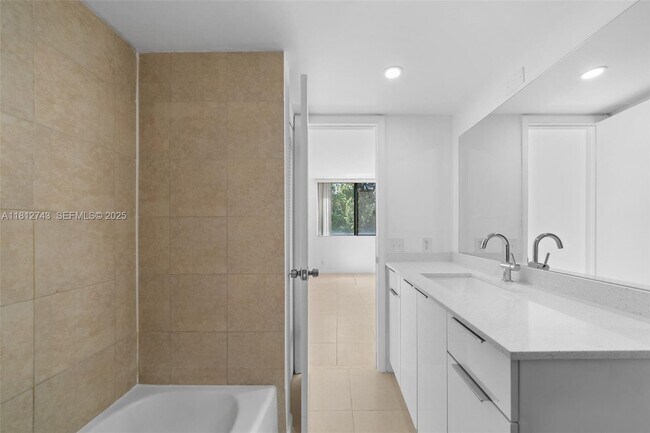 Building Photo - 4222 Inverrary Blvd