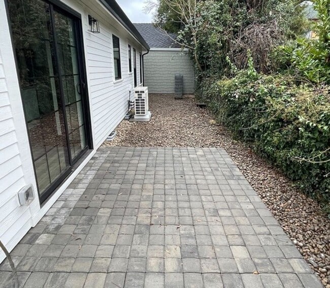 Building Photo - BEAUTIFUL CUSTOM - BUILT SINGLE LEVEL HOME...